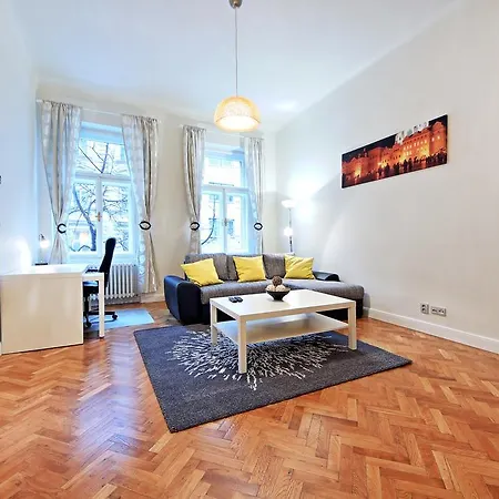 Apartment Italska One